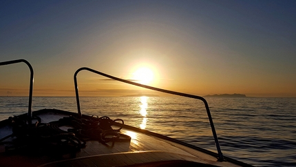 Isola di Marettimo, Isole Egadi - Alba al Marettimo. All’orizzonte Levanzo e Favignana