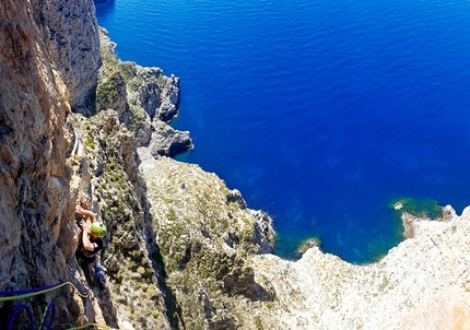 Isola di Marettimo, Isole Egadi - Marco Benedetto impegnato su La Sostanza dei Sogni, Bonagia, Isola di Marettimo, aperta insieme a Filip Babicz