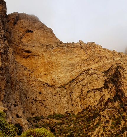 Isola di Marettimo, Isole Egadi - Parete dorata: la Ovest della Bonagia  dove corre la via La Sostanza dei Sogni, Isola di Marettimo, aperta da Filip Babicz, Marco Benedetto