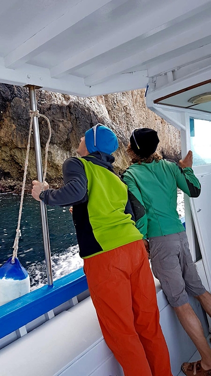 Isola di Marettimo, Isole Egadi - Filip Babicz e Marco Benedetto: ricognizione dalla barca prima dell'apertura di La Sostanza dei Sogni, Bonagia, Isola di Marettimo