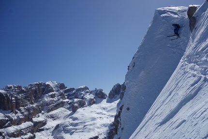 Crozzon di Val d'Agola, un’altra big line nelle Dolomiti di Brenta sciata da Roberto e Luca Dallavalle