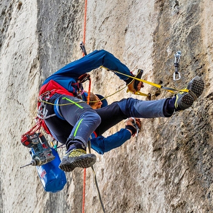 Falesia del Babo, Val d'Adige - Andrea Simonini durante i lavori di richiodatura della Falesia del Babo in Val d'Adige