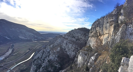 Falesia del Babo, Val d'Adige - La falesia del Babo vicino a Verona in Val d’Adige, chiodata anni fa da Franco Coltri che potrebbe ospitare circa 60 tiri dal 5c fino al 9a.