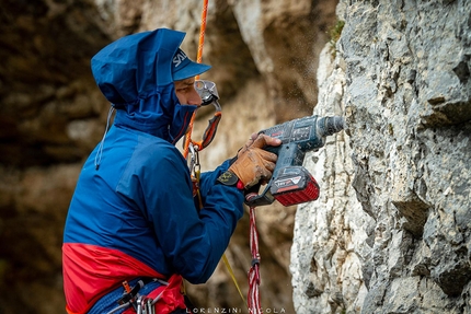 Falesia del Babo, Val d'Adige - Andrea Simonini durante i lavori di richiodatura della Falesia del Babo in Val d'Adige