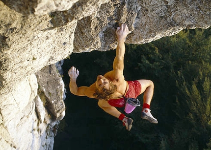 Kurt Albert - Kurt Albert on his Devil's Crack (VII), Röthelfels, Frankenjura