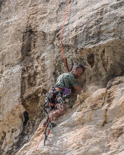 Falesia del Babo, Val d'Adige - Marco Battaglia durante i lavori di chiodatura della Falesia del Babo, Val d'Adige