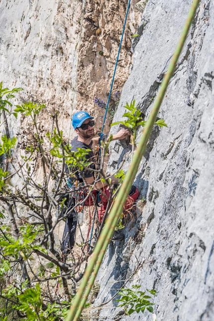 Falesia del Babo, Val d'Adige - Tommaso Marchesini durante i lavori di chiodatura della Falesia del Babo, Val d'Adige