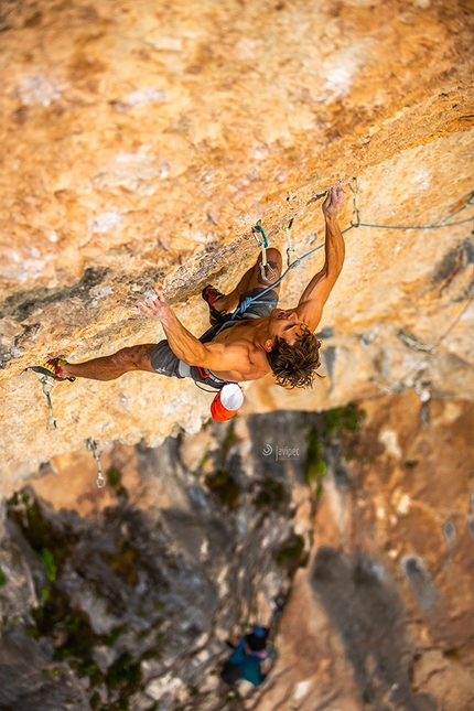 Jonathan Siegrist in Spain sends 9b again, La planta de Shiva at Villanueva del Rosario