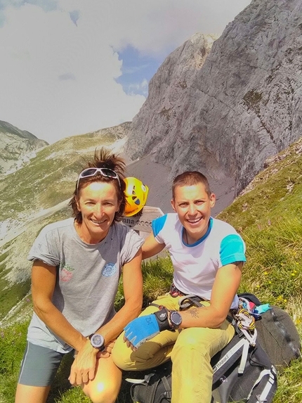 Pizzo Arera, Alpi Orobie - Nadia Tiraboschi con Marica Zamboni durante la richiodatura della Via dei Cugini, Pizzo Arera, Alpi Orobie