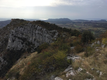 Leone di Nemea, Monte Cordespino, Val d'Adige - Vista verso il Lago di Garda e Verona dalla via Leone di Nemea sulle Bastionate di Tessari, Monte Cordespino, Valdadige (Mario Brighente, Christian Confente, Manuel Leorato)