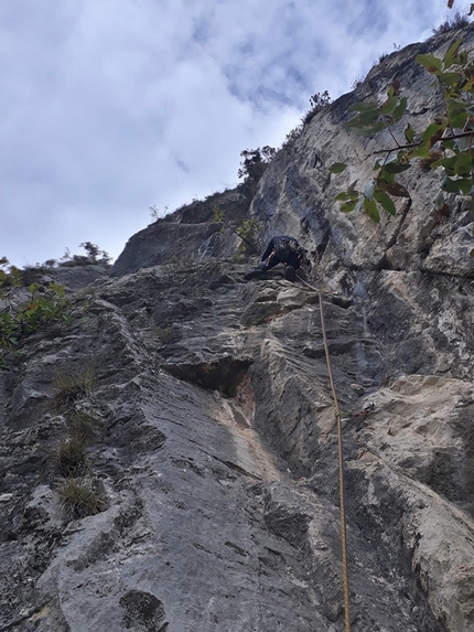 Leone di Nemea, Monte Cordespino, Val d'Adige - Durante l'apertura di Leone di Nemea sulle Bastionate di Tessari, Monte Cordespino, Valdadige (Mario Brighente, Christian Confente, Manuel Leorato)