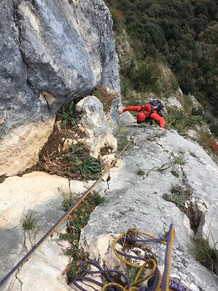 Leone di Nemea, Monte Cordespino, Val d'Adige - Durante l'apertura di Leone di Nemea sulle Bastionate di Tessari, Monte Cordespino, Valdadige (Mario Brighente, Christian Confente, Manuel Leorato)