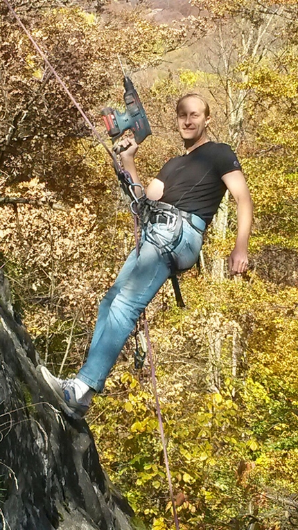 Chiandusseglio, Valle di Viù, Valli di Lanzo, Andrea Bosticco - Rocca della Madonnina at Chiandusseglio: Andrea Bosticco with his Bosch hammer