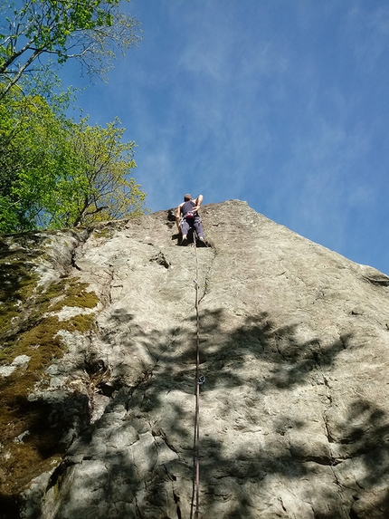 Chiandusseglio, Valle di Viù, Valli di Lanzo, Andrea Bosticco - Rocca della Madonnina at Chiandusseglio: Fabio Molino climbing Samba