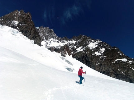 Grandes Jorasses, Monte Bianco, Enrico Bonino, Jon Bracey - Jon Bracey a spasso sotto la sud delle Grandes Jorasses, massiccio del Monte Bianco