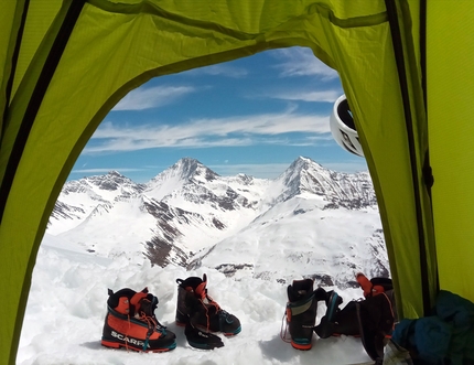 Grandes Jorasses, Monte Bianco, Enrico Bonino, Jon Bracey - Enrico Bonino e Jon Bracey in tenda, il giorno prima della apertura della via Bonino - Bracey, Grandes Jorasses versante sud, massiccio del Monte Bianco (4-15/5/2019)