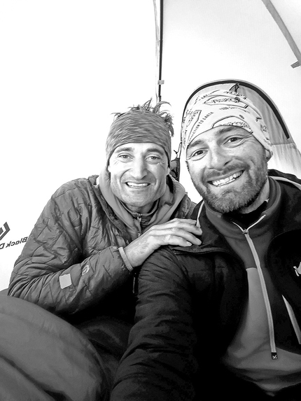 Grandes Jorasses, Monte Bianco, Enrico Bonino, Jon Bracey - Jon Bracey e Enrico Bonino in tenda, il giorno prima della apertura della via Bonino - Bracey, Grandes Jorasses versante sud, massiccio del Monte Bianco (4-15/5/2019)