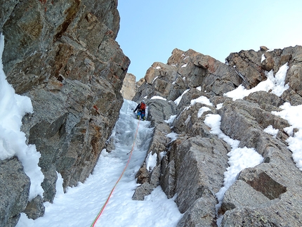 Grandes Jorasses, Monte Bianco, Enrico Bonino, Jon Bracey - Jon Bracey durante l'apertura della via Bonino - Bracey, Grandes Jorasses versante sud, massiccio del Monte Bianco (4-15/5/2019)