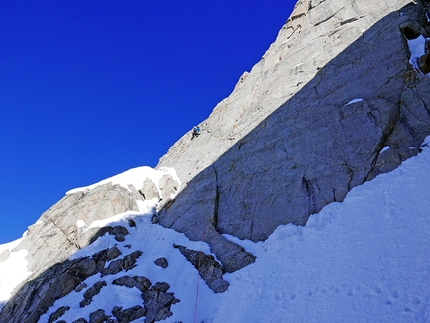 Grandes Jorasses, Monte Bianco, Enrico Bonino, Jon Bracey - Enrico Bonino durante l'apertura della via Bonino - Bracey, Grandes Jorasses versante sud, massiccio del Monte Bianco (4-15/5/2019)