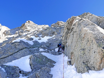 Grandes Jorasses, Monte Bianco, Enrico Bonino, Jon Bracey - Enrico Bonino durante l'apertura della via Bonino - Bracey, Grandes Jorasses versante sud, massiccio del Monte Bianco (4-15/5/2019)