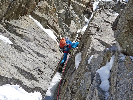 Grandes Jorasses, Monte Bianco, Enrico Bonino, Jon Bracey - Jon Bracey durante l'apertura della via Bonino - Bracey, Grandes Jorasses versante sud, massiccio del Monte Bianco (4-15/5/2019)