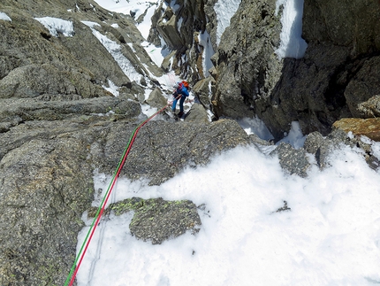 Grandes Jorasses, Monte Bianco, Enrico Bonino, Jon Bracey - Jon Bracey in discesa dopo l'apertura della via Bonino - Bracey, Grandes Jorasses versante sud, massiccio del Monte Bianco (4-15/5/2019)