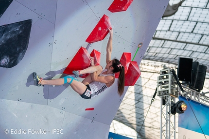 Mia Krampl - Mia Krampl performing a figure of four and beating the pain at the Munich stage of the Bouldering World Cup 2019
