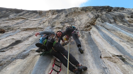 Padaro, Arco, Valle del Sarca - Durante l'apertura di Zombie, parete di Padaro, Valle del Sarca (Walter Polidori, Dario Chiari, Mattia Guzzetti, Gabriele Mainini 03/2019)