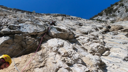 Padaro, Arco, Valle del Sarca - Durante l'apertura di Zombie, parete di Padaro, Valle del Sarca (Walter Polidori, Dario Chiari, Mattia Guzzetti, Gabriele Mainini 03/2019)