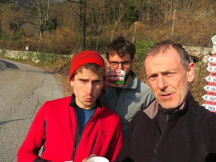 Padaro, Arco, Valle del Sarca - Durante l'apertura di Zombie, parete di Padaro, Valle del Sarca (Walter Polidori, Dario Chiari, Mattia Guzzetti, Gabriele Mainini 03/2019)