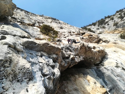 Padaro, Arco, Valle del Sarca - Durante l'apertura di Zombie, parete di Padaro, Valle del Sarca (Walter Polidori, Dario Chiari, Mattia Guzzetti, Gabriele Mainini 03/2019)