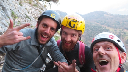 Padaro, Arco, Valle del Sarca - Durante l'apertura di Zombie, parete di Padaro, Valle del Sarca (Walter Polidori, Dario Chiari, Mattia Guzzetti, Gabriele Mainini 03/2019)