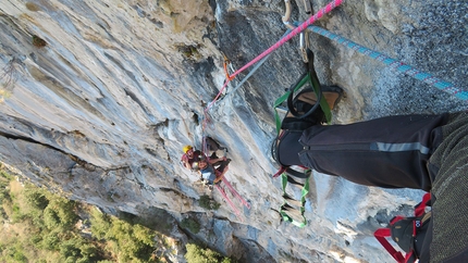 Padaro, Arco, Valle del Sarca - Durante l'apertura di Zombie, parete di Padaro, Valle del Sarca (Walter Polidori, Dario Chiari, Mattia Guzzetti, Gabriele Mainini 03/2019)