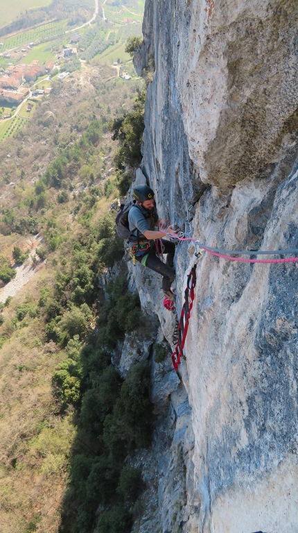 Padaro, Arco, Valle del Sarca - Durante l'apertura di Zombie, parete di Padaro, Valle del Sarca (Walter Polidori, Dario Chiari, Mattia Guzzetti, Gabriele Mainini 03/2019)