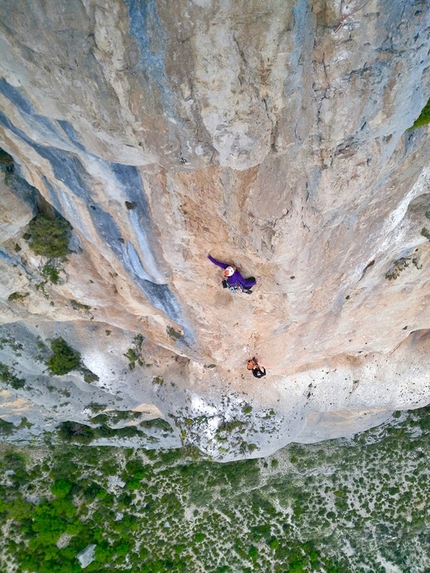 Gole di Verdon, Francia, Nina Caprez - Nina Caprez ripete Mingus, la storica via d'arrampicata nelle Gole di Verdon, Francia