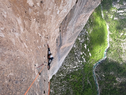 Gole di Verdon, Francia, Nina Caprez - Sam Hoffmann con Nina Caprez ripete Mingus, la storica via d'arrampicata nelle Gole di Verdon, Francia