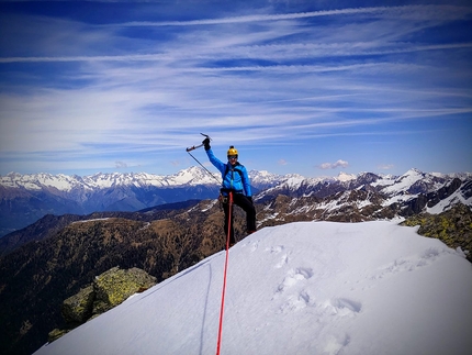 Val Tronella, Dente di Mezzaluna - Roberto Tommasetto in cima al Dente di Mezzaluna, Orobie Valtellinesi dopo l'apertura di Via del Gnà insieme a Cristian Candiotto