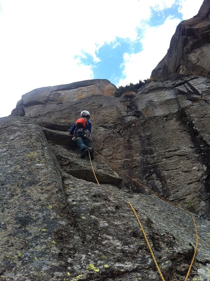 Valle Orco arrampicata - Durante l'apertura di Easy rider alla Parete dei Falchi, Valle dell'Orco (Celano Massimiliano, Marchetti Tiziano 03/2019)