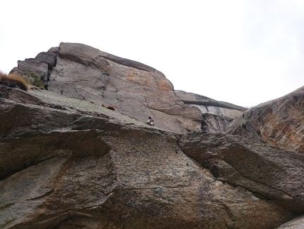 Valle Orco arrampicata - Durante l'apertura di Easy rider alla Parete dei Falchi, Valle dell'Orco (Celano Massimiliano, Marchetti Tiziano 03/2019)