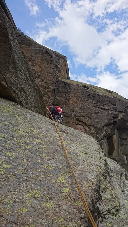 Valle Orco arrampicata - Durante l'apertura di Easy rider alla Parete dei Falchi, Valle dell'Orco (Celano Massimiliano, Marchetti Tiziano 03/2019)