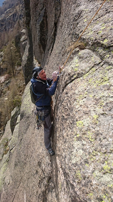 Valle Orco arrampicata - Durante l'apertura di Easy rider alla Parete dei Falchi, Valle dell'Orco (Celano Massimiliano, Marchetti Tiziano 03/2019)