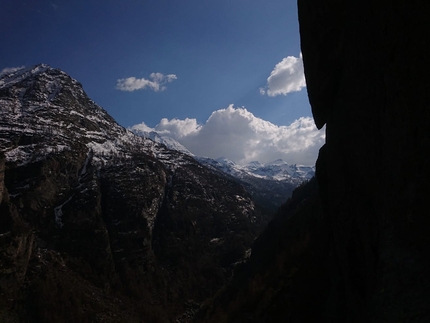 Valle Orco arrampicata - Durante l'apertura di Easy rider alla Parete dei Falchi, Valle dell'Orco (Celano Massimiliano, Marchetti Tiziano 03/2019)