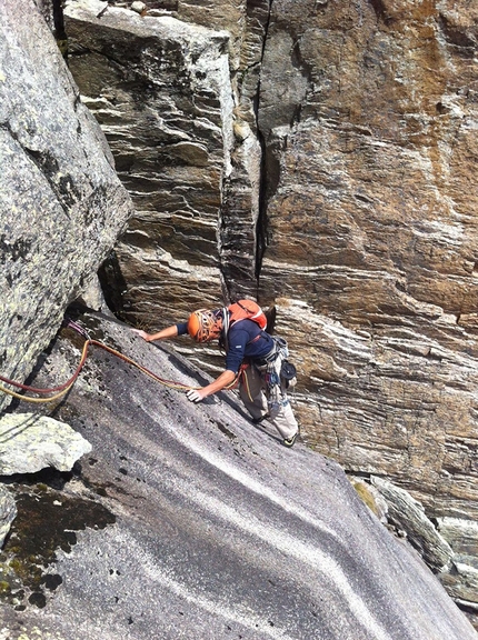 Valle Orco arrampicata - Durante l'apertura di Easy rider alla Parete dei Falchi, Valle dell'Orco (Celano Massimiliano, Marchetti Tiziano 03/2019)