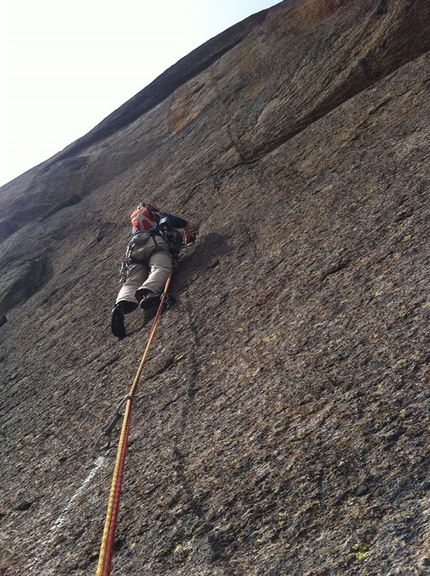 Valle Orco arrampicata - Durante l'apertura di Easy rider alla Parete dei Falchi, Valle dell'Orco (Celano Massimiliano, Marchetti Tiziano 03/2019)