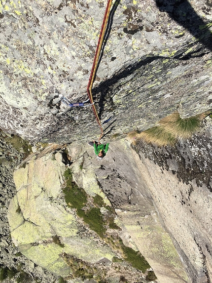 Valle Orco arrampicata - Durante l'apertura di Easy rider alla Parete dei Falchi, Valle dell'Orco (Celano Massimiliano, Marchetti Tiziano 03/2019)