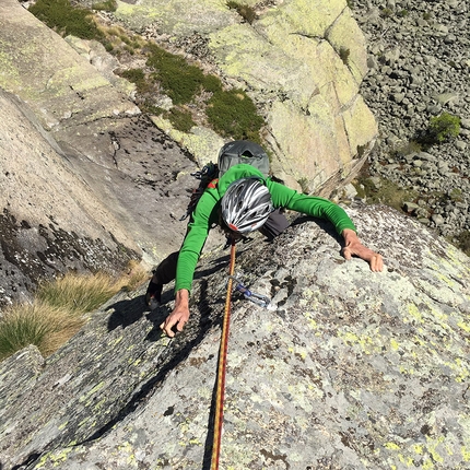 Valle Orco arrampicata - Durante l'apertura di Easy rider alla Parete dei Falchi, Valle dell'Orco (Celano Massimiliano, Marchetti Tiziano 03/2019)