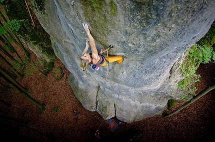 Sarah Kampf controls Headcrash in Frankenjura