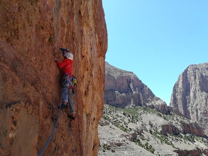 Taghia Gorge Morocco - Iker Pou making the first ascent of Honey Moon up Oujdad, Taghia Gorge, Morocco(Neus Colom, 05/2019)