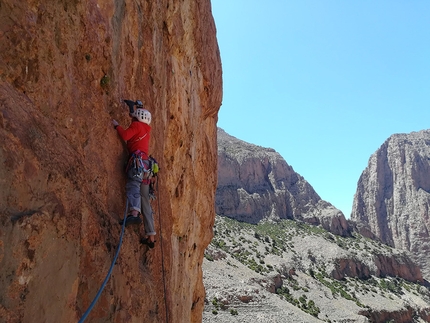 Gole di Taghia Marocco  - Iker Pou durante l'apertura di Honey Moon sulla parete Oujdad, Gole di Taghia, Marocco (Neus Colom, 05/2019)