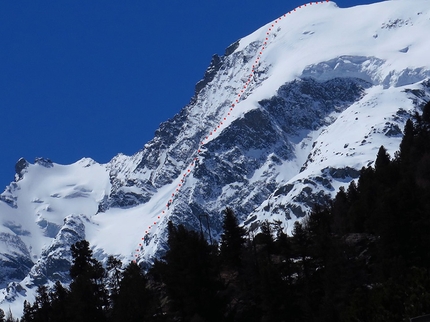 Piz Morteratsch - Il tracciato della Via Zippert / Kohler sulla parete ENE di Piz Morteratsch, salita e poi discesa in sci da Saro Costa, Davide Terraneo e Mattia Varchetti il 23/05/2019